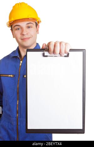 Handwerker in Overalls mit Harthut hält eine leere Zwischenablage Stockfoto