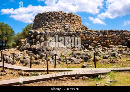 Arzachena, Sardinien / Italien - 2019/07/19: Archäologische Ruinen des nuraghischen Komplexes La Prisgiona - Nuraghe La Prisgiona - mit Hauptturm und Präse aus Stein Stockfoto