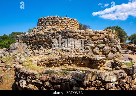 Arzachena, Sardinien / Italien - 2019/07/19: Archäologische Ruinen des nuraghischen Komplexes La Prisgiona - Nuraghe La Prisgiona - mit Hauptturm und Präse aus Stein Stockfoto