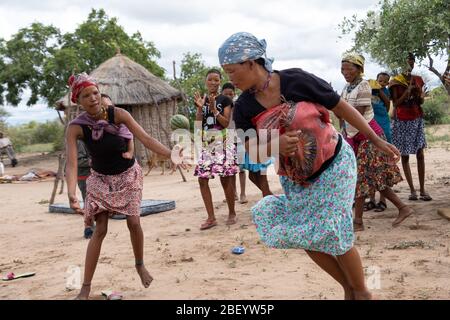 Jo/hoansi Frauen spielen ein traditionelles Spiel in Nyae Nyae, Namibia. Stockfoto