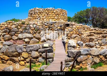 Arzachena, Sardinien / Italien - 2019/07/19: Archäologische Ruinen des nuraghischen Komplexes La Prisgiona - Nuraghe La Prisgiona - mit Hauptturm und Präse aus Stein Stockfoto