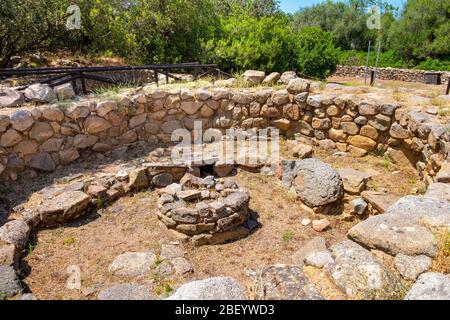 Arzachena, Sardinien / Italien - 2019/07/19: Archäologische Ruinen des nuraghischen Komplexes La Prisgiona - Nuraghe La Prisgiona - mit Reste von abgerundeten Steinen Stockfoto