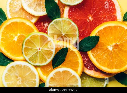 Flatlay-Muster aus Zitrusorange-, Zitronen-, Limetten- und Grapefruitscheiben Hintergrund. Draufsicht. Minimales Design. Stockfoto