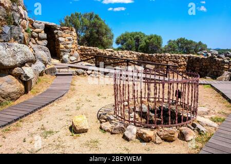 Arzachena, Sardinien / Italien - 2019/07/19: Archäologische Ruinen der nuraghischen Komplex La Prisgiona - Nuraghe La Prisgiona - mit Reste von Stein Brunnen Stockfoto