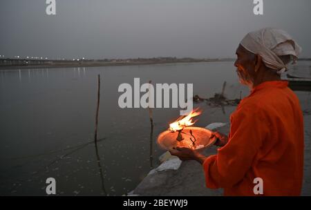 Prayagraj, Uttar Pradesh, Indien. April 2020. Prayagraj: Ein Priester, der Ganga Aarti während der ausgedehnten landesweiten Lockdown durchführt, die von der Regierung als vorbeugende Maßnahme gegen COVID-19 Coronavirus, in Allahabad, Indien am 16. April 2020 auferlegt wurde. Kredit: Prabhat Kumar Verma/ZUMA Wire/Alamy Live News Stockfoto