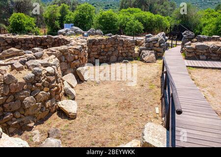 Arzachena, Sardinien / Italien - 2019/07/19: Archäologische Ruinen des nuraghischen Komplexes La Prisgiona - Nuraghe La Prisgiona - mit Reste von abgerundeten Steinen Stockfoto