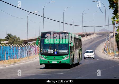 SANTIAGO, CHILE - MÄRZ 2016: ein transantiago Bus in Maipú Stockfoto