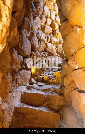 Arzachena, Sardinien / Italien - 2019/07/19: Archäologische Ruinen der nuraghischen Komplex La Prisgiona - Nuraghe La Prisgiona - mit Innenraum aus Stein Turm Stockfoto