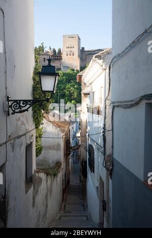 Schmale Gasse benannt Candil in der maurischen Gehäuse Viertel Albaicin, Granada, Spanien mit Blick auf die Alhambra Stockfoto