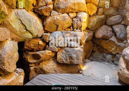 Arzachena, Sardinien / Italien - 2019/07/19: Archäologische Ruinen der nuraghischen Komplex La Prisgiona - Nuraghe La Prisgiona - mit Innenraum aus Stein Turm Stockfoto