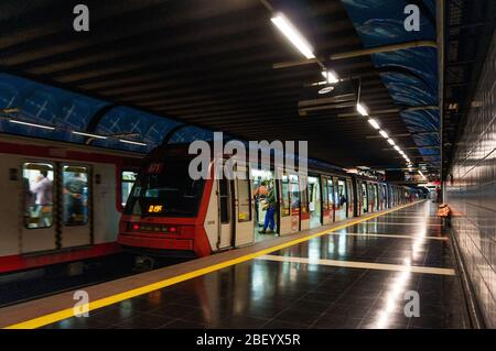 SANTIAGO, CHILE - MÄRZ 2016: Ein Metro de Santiago Bus am Bahnhof Las Rejas Stockfoto