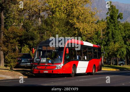 SANTIAGO, CHILE - MÄRZ 2016: Ein Transantiago-Bus in Las Condes Stockfoto