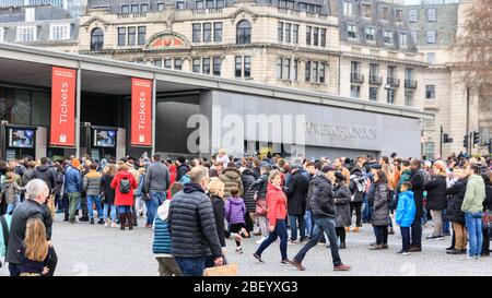 Menschenmenge von Besuchern und Touristenschlangen für Tickets am Tower of London, England, Großbritannien Stockfoto