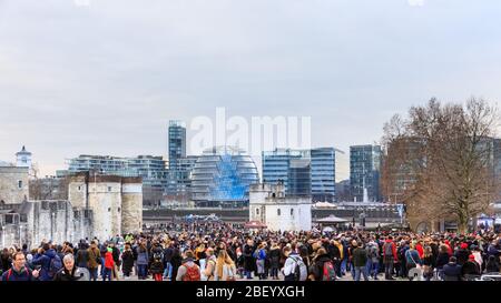 Massen von Besuchern und Touristen im Tower of London, England, Großbritannien Stockfoto