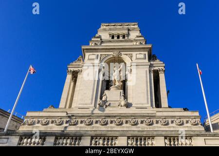 Das Hotel liegt am oberen Ende des Ten Trinity Square, einem denkmalgeschützten Gebäude im Beaux Arts-Stil, das heute zu einem Four Seasons Hotel in der City of London gehört Stockfoto