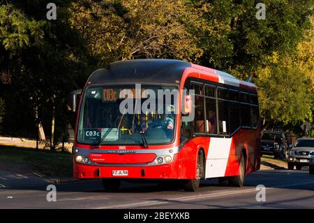 SANTIAGO, CHILE - MÄRZ 2016: Ein Transantiago-Bus in Las Condes Stockfoto