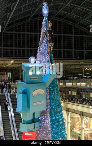 Der festliche Weihnachtsbaum und Roboter von Tiffany & Co. Bei St. Pancras International in London, Großbritannien Stockfoto