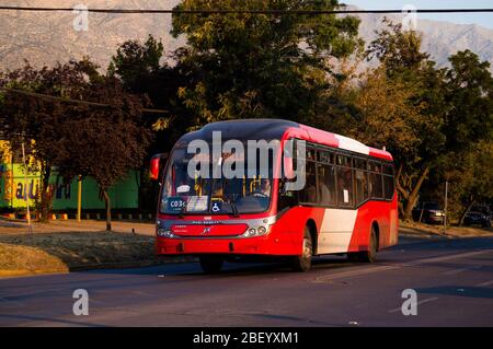 SANTIAGO, CHILE - MÄRZ 2016: Ein Transantiago-Bus in Las Condes Stockfoto