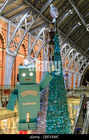 Der festliche Weihnachtsbaum und Roboter von Tiffany & Co. Bei St. Pancras International in London, Großbritannien Stockfoto