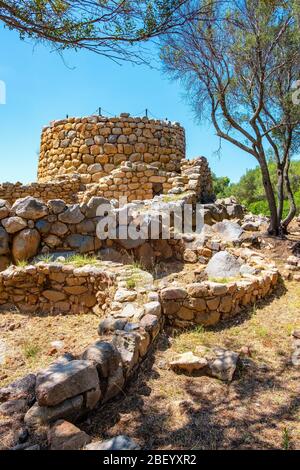 Arzachena, Sardinien / Italien - 2019/07/19: Archäologische Ruinen des nuraghischen Komplexes La Prisgiona - Nuraghe La Prisgiona - mit Hauptturm und Präse aus Stein Stockfoto