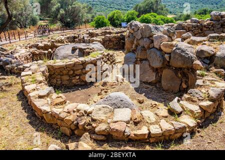 Arzachena, Sardinien / Italien - 2019/07/19: Archäologische Ruinen des nuraghischen Komplexes La Prisgiona - Nuraghe La Prisgiona - mit Reste von abgerundeten Steinen Stockfoto