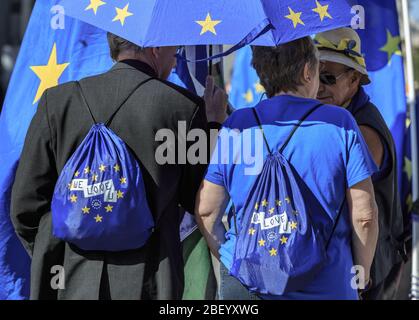 Pro EU, Anti-Brexit-Demonstranten mit "We Love EU Rucksäcken und Flaggen in Westminster, London Stockfoto