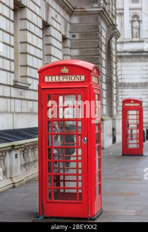 Ikonische britische Telefonbox, rote Telefonboxen in Whitehall in Westminster, London, Großbritannien Stockfoto