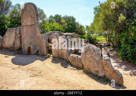 Arzachena, Sardinien / Italien - 2019/07/19: Archäologische Ruinen der nuraghischen Nekropole Giants Grab des Coddu Vecchiu - Tomba di Giganti Coddu Vecchiu - w Stockfoto