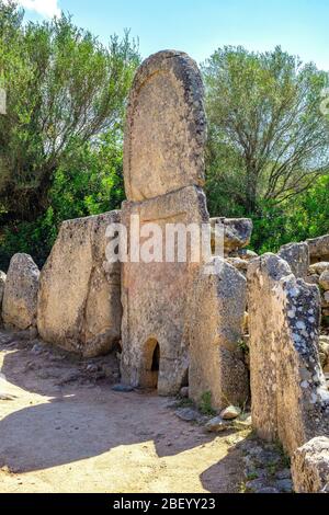 Arzachena, Sardinien / Italien - 2019/07/19: Archäologische Ruinen der nuraghischen Nekropole Giants Grab des Coddu Vecchiu - Tomba di Giganti Coddu Vecchiu - w Stockfoto