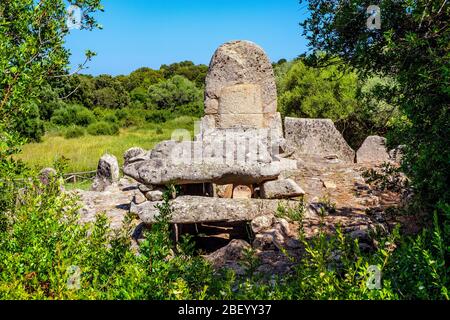 Arzachena, Sardinien / Italien - 2019/07/19: Archäologische Ruinen der nuraghischen Nekropole Giants Grab des Coddu Vecchiu - Tomba di Giganti Coddu Vecchiu - w Stockfoto