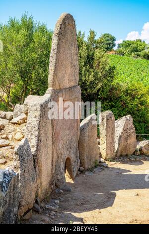 Arzachena, Sardinien / Italien - 2019/07/19: Archäologische Ruinen der nuraghischen Nekropole Giants Grab des Coddu Vecchiu - Tomba di Giganti Coddu Vecchiu - w Stockfoto