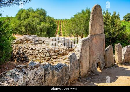 Arzachena, Sardinien / Italien - 2019/07/19: Archäologische Ruinen der nuraghischen Nekropole Giants Grab des Coddu Vecchiu - Tomba di Giganti Coddu Vecchiu - w Stockfoto