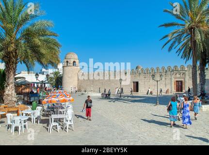 Straßenszene mit großer Moschee in der Medina, Sousse, Tunesien Stockfoto