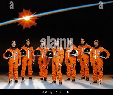 (Dezember 1990) - - - die NASA-Mission STS-39 Besatzungsmitglieder, tragen ihre teilweise Druck starten und Eintrag passt, stellen für traditionelle Portrait. Zu Recht sind die Astronauten Charles L. (Lacy) Veach, Donald R. McMonagle, Gregory J. Harbaugh, Michael L. Mäntel, L. Blaine Hammond jr., Richard J. Hieb und Guion S. Bluford Jr. Mäntel ist mission Commander; Hammond, Pilot, und die anderen sind mission Spezialisten überlassen. Stockfoto