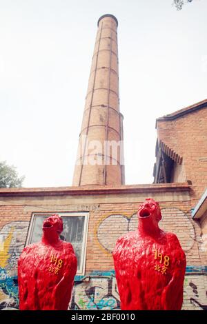 Peking, Peking, China. April 2020. Peking, CHINA-Beijing 798 Fashion Art Park ist ein klassischer Fall der Transformation des alten Fabrikgebäudes, das von der chinesischen Geschichte zurückgelassen wurde. Derzeit beherbergt es eine große Anzahl von zeitgenössischen Künstlern und Designern mit vollem künstlerischen Stil. Kreative Straßenskulpturen und personalisierte Graffiti sind überall zu sehen. Quelle: SIPA Asia/ZUMA Wire/Alamy Live News Stockfoto