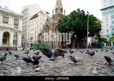 Kapstadt, Südafrika - 16. April 2020 : leere Straßen auf dem normalerweise belebten Greenmarket Square in Kapstadt, Südafrika während der Schleuse. Stockfoto