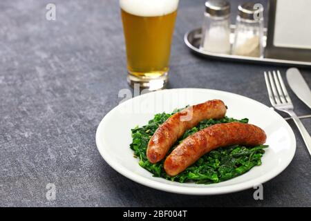 Salsiccia e cime di Rapa, Wurst und geschmorte Tunika Greens, süditalienische Küche Stockfoto
