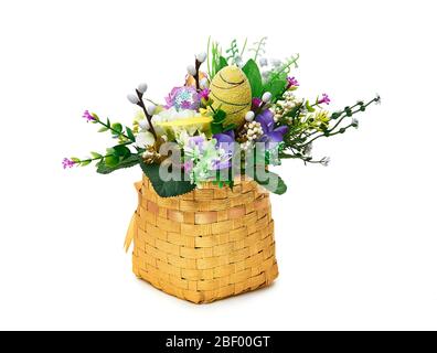 Osterkorb aus einer Blumenarrangement auf weißem Hintergrund Stockfoto