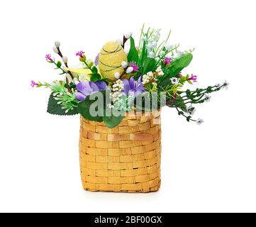 Osterkorb aus einer Blumenarrangement auf weißem Hintergrund Stockfoto