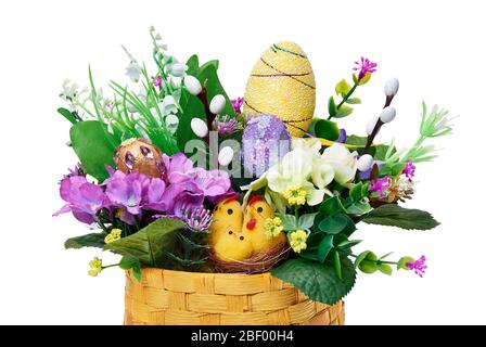 Osterkorb aus einer Blumenarrangement auf weißem Hintergrund Stockfoto