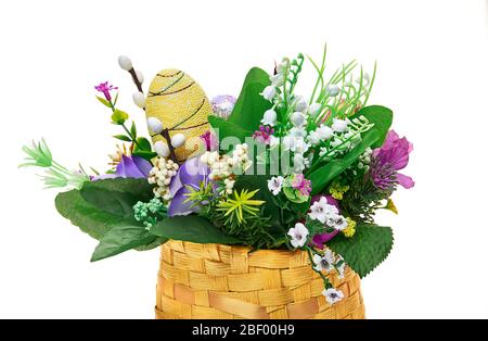 Osterkorb aus einer Blumenarrangement auf weißem Hintergrund Stockfoto