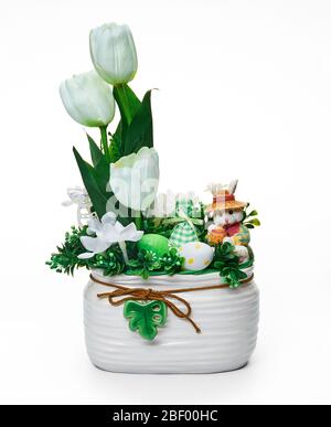 Ostervase aus einer Blumenarrangement auf weißem Hintergrund Stockfoto