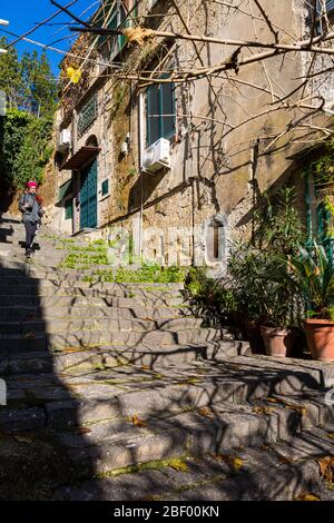 19. JANUAR 2020 - NEAPEL, ITALIEN - Salita Moiariello ist eine der eindrucksvollsten und panoramischsten Wanderungen in Neapel, ein Weg, der über Foria nach Cap verbindet Stockfoto