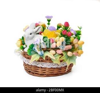 Osterkorb aus einer Blumenarrangement und ein Hase auf weißem Hintergrund Stockfoto