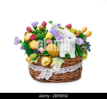 Osterkorb aus einer Blumenarrangement und ein Hase auf weißem Hintergrund Stockfoto