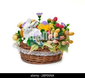 Osterkorb aus einer Blumenarrangement und ein Hase auf weißem Hintergrund Stockfoto