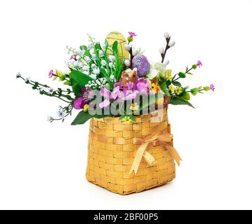 Osterkorb aus einer Blumenarrangement auf weißem Hintergrund Stockfoto