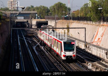 SANTIAGO, CHILE - MÄRZ 2016: Ein Santiago Metro Zug in der Nähe der Bahnhöfe Neptuno und San Pablo Stockfoto