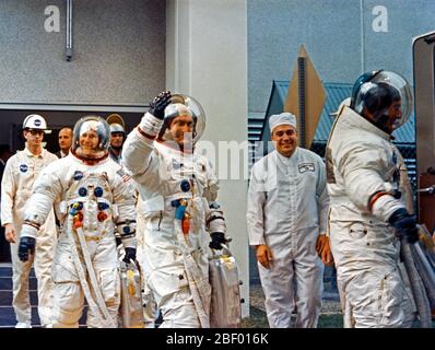 Die drei Apollo 12 crew Männer verlassen das Kennedy Space Center (KSC) bemannte Raumfahrzeuge Betriebsgebäude (MSOB) während der Apollo 12 prelaunch Countdown. Führende ist Astronaut Charles Conrad jr., Commander; von den Astronauten Richard F. Gordon jr., Befehl Modul pilot folgte, und Alan L. Bean, Lunar Module Pilot. Stockfoto