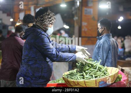 (200416) -- KATHMANDU, 16. April 2020 (Xinhua) -- EIN Verkäufer sortiert Gemüse auf dem Kalimati Gemüsemarkt in Kathmandu, Nepal, 16. April 2020. Der Markt öffnet um 2 bis 5 Uhr morgens während der Sperrung inmitten des COVID-19 Ausbruchs in Kathmandu. (Xinhua/Zhou Shengping) Stockfoto